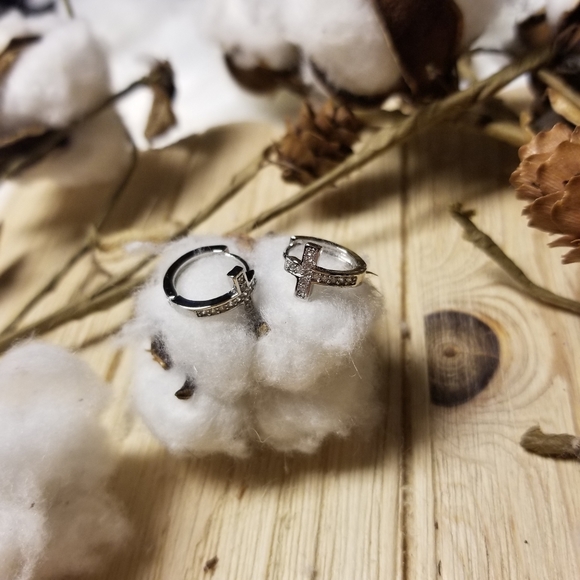 Beautiful Cross Hoop earrings - Picture 5 of 11